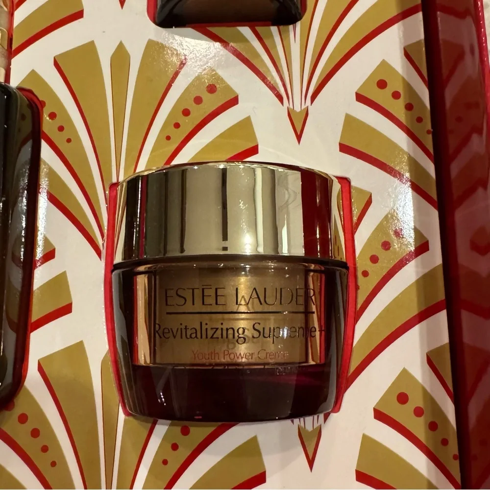 Estee Lauder lift + Glow routine Skincare Collection - Picture 4 of 9